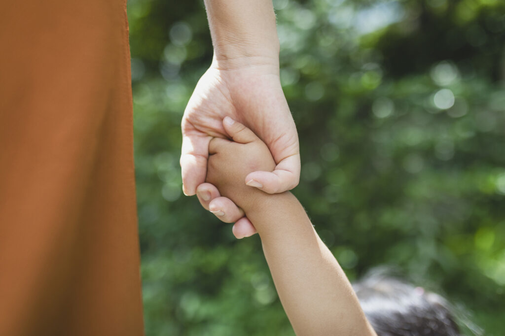 https://www.minnanosyougai.com/facility/item/48035/mother-and-daughter-holding-each-others-hands-in-the-park/